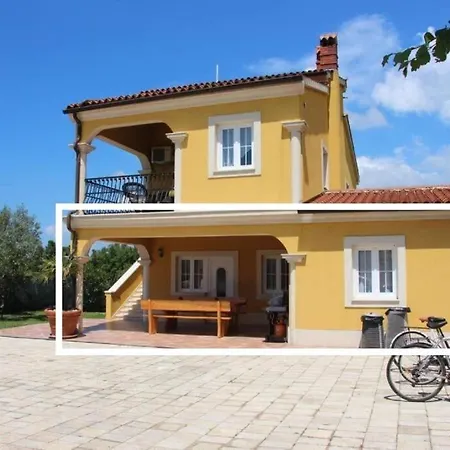 House Lucia شقة