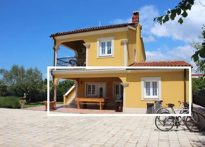 House Lucia شقة
